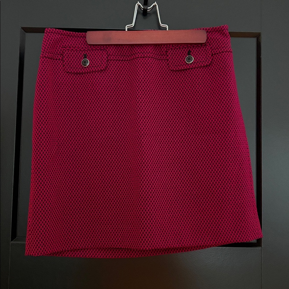 Loft Burgundy/Pink Houndstooth Mini Skirt. Front Small Pockets Size 8 Petite